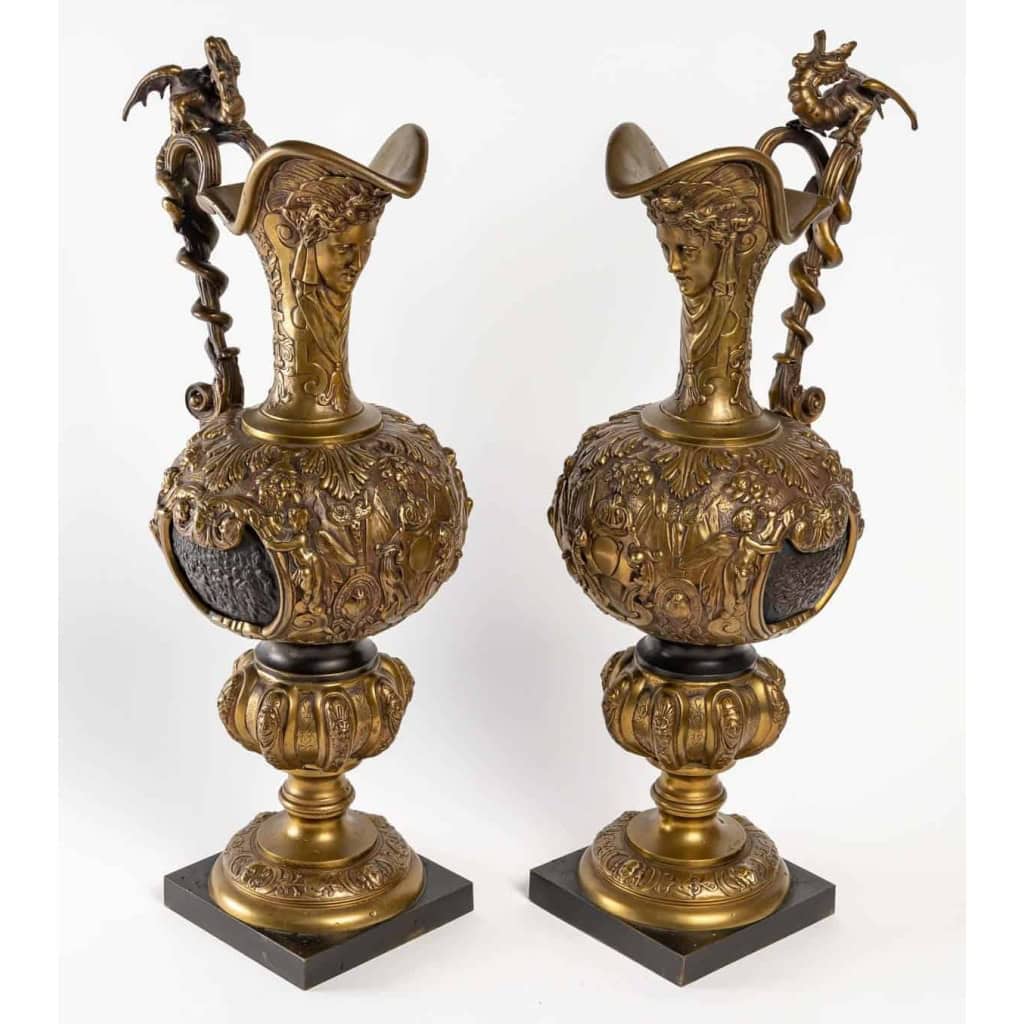 Paire d’Aiguières en Bronze, époque Napoléon III, XIXème siècle. | Biron Paire d'Aiguières en Bronze, époque Napoléon III, XIXème siècle.