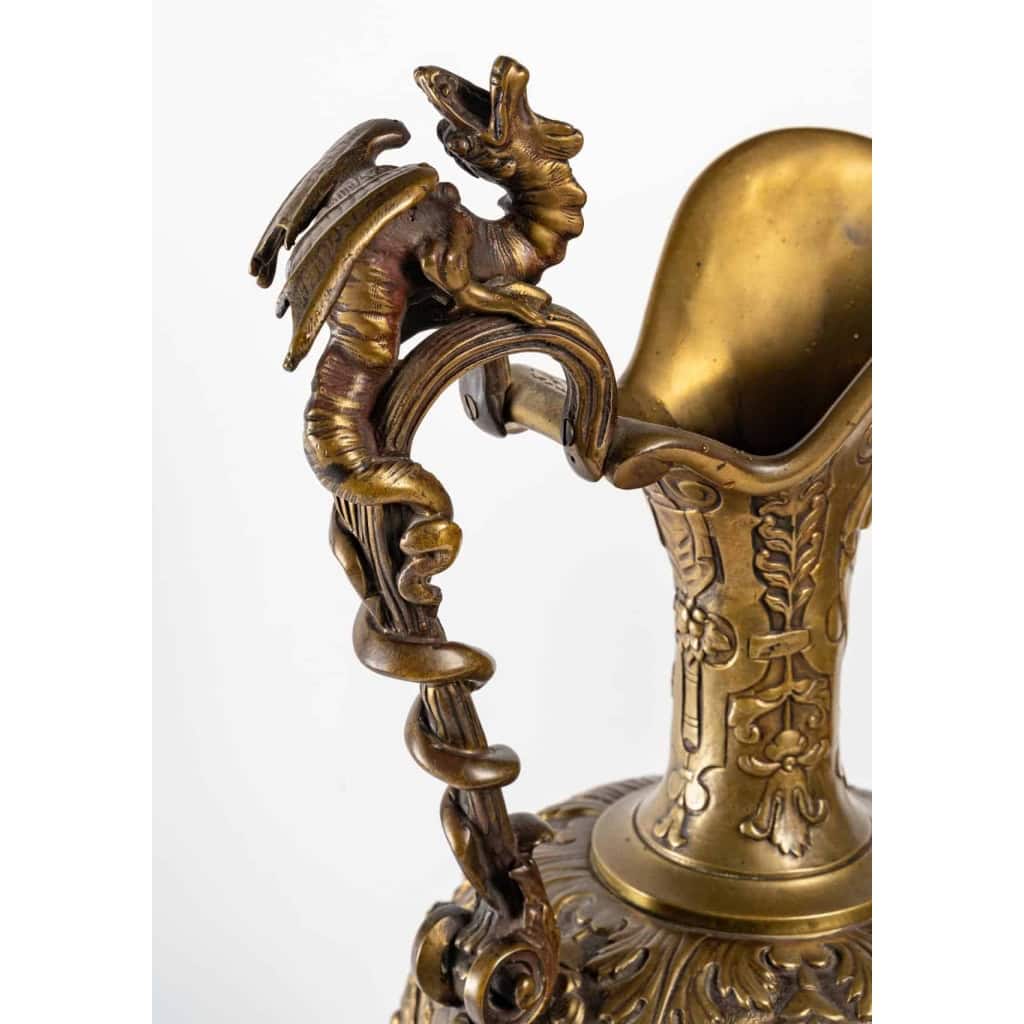 Paire d’Aiguières en Bronze, époque Napoléon III, XIXème siècle. | Biron Paire d'Aiguières en Bronze, époque Napoléon III, XIXème siècle.