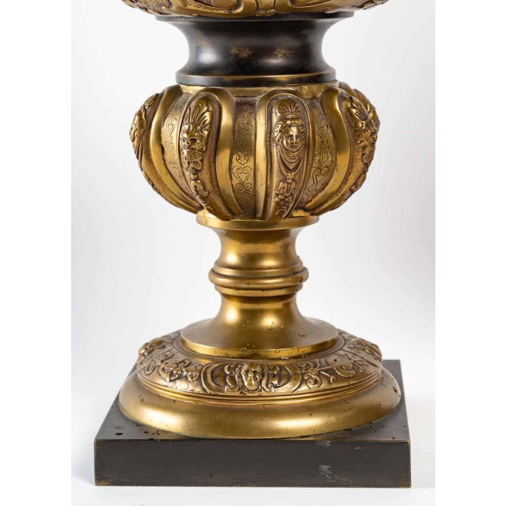Paire d’Aiguières en Bronze, époque Napoléon III, XIXème siècle. | Biron Paire d'Aiguières en Bronze, époque Napoléon III, XIXème siècle.