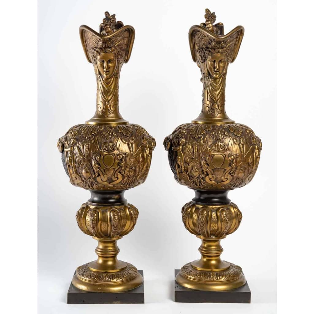 Paire d’Aiguières en Bronze, époque Napoléon III, XIXème siècle. | Biron Paire d'Aiguières en Bronze, époque Napoléon III, XIXème siècle.