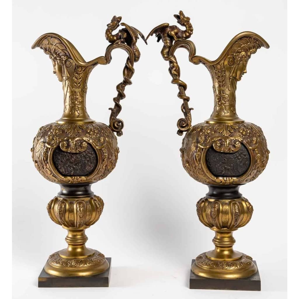 Paire d’Aiguières en Bronze, époque Napoléon III, XIXème siècle. | Biron Paire d'Aiguières en Bronze, époque Napoléon III, XIXème siècle.