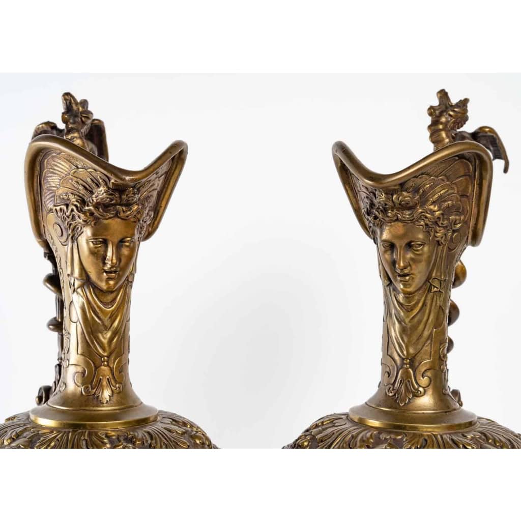 Paire d’Aiguières en Bronze, époque Napoléon III, XIXème siècle. | Biron Paire d'Aiguières en Bronze, époque Napoléon III, XIXème siècle.