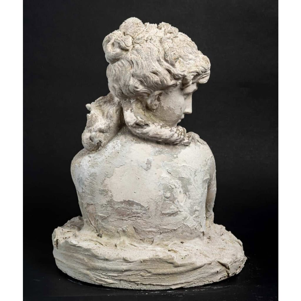 Buste d’une Belle Femme avec les cheveux longs en plâtre, milieux du XXème siècle | Biron Buste d'une Belle Femme avec les cheveux longs en plâtre, milieux du XXème siècle