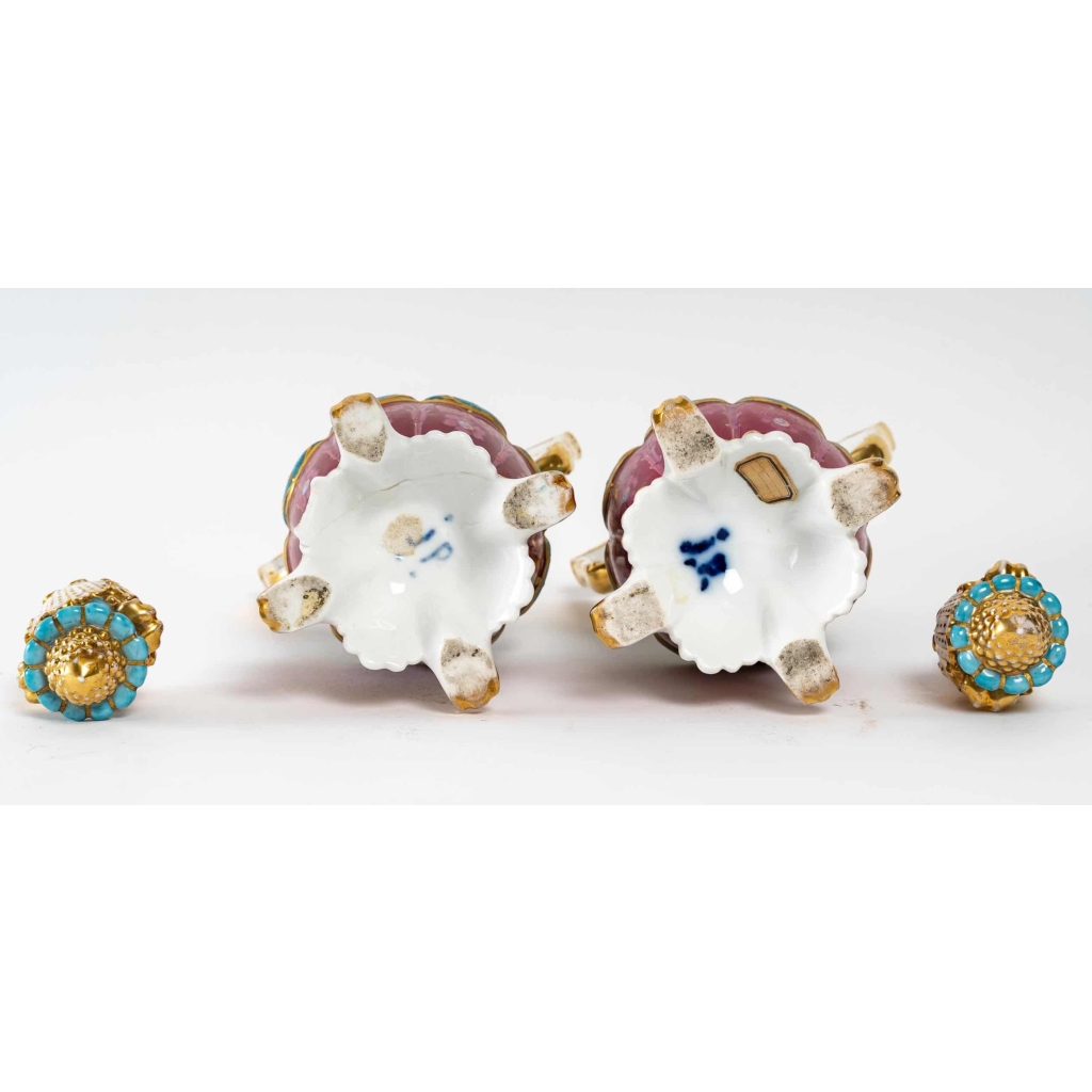 Paire de flacons orientaux en porcelaine signé JP, fin XIXème siècle | Biron Paire de flacons orientaux en porcelaine signé JP, fin XIXème siècle