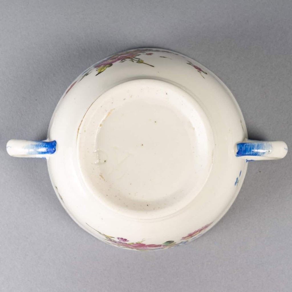 MENNECY, Bouillon, vers 1760. | Biron MENNECY, Bouillon, vers 1760.