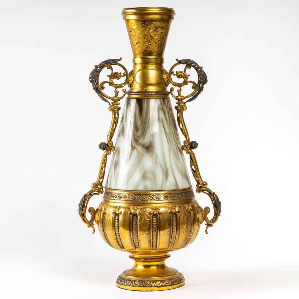 Pièce de centre en bronze et opaline