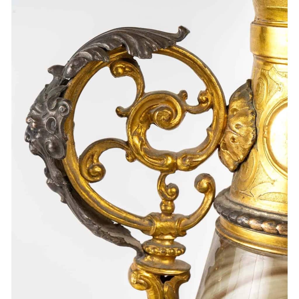 Pièce de centre en bronze et opaline