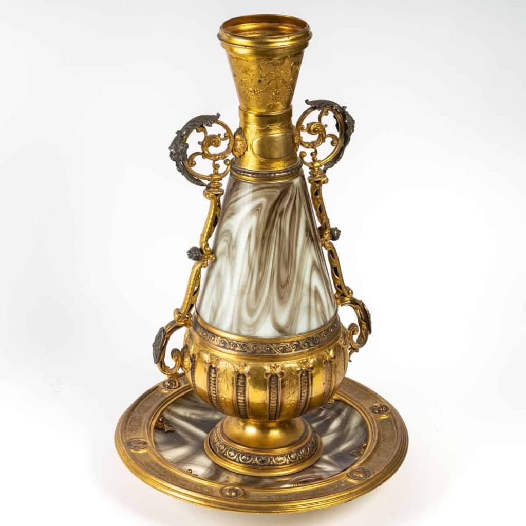 Pièce de centre en bronze et opaline