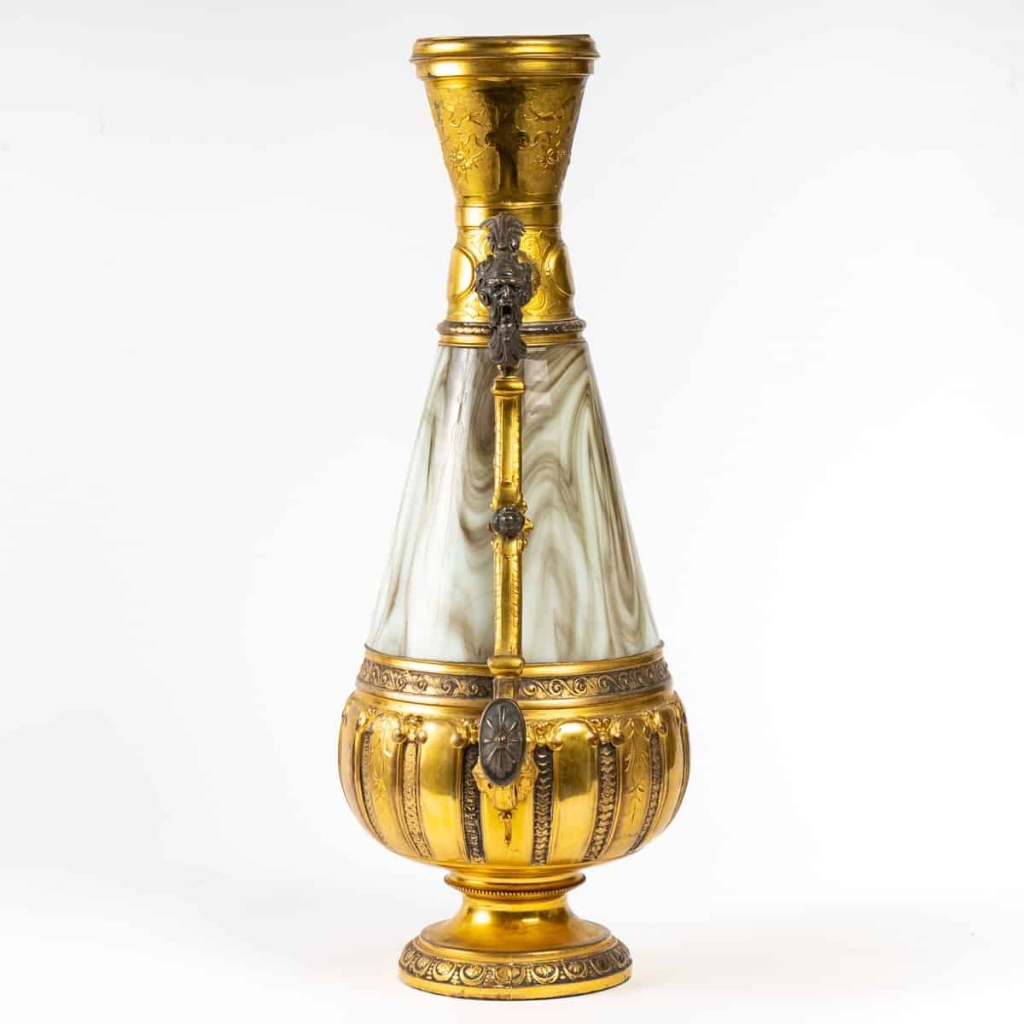 Pièce de centre en bronze et opaline