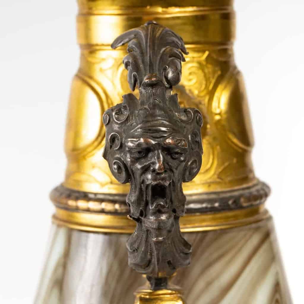 Pièce de centre en bronze et opaline