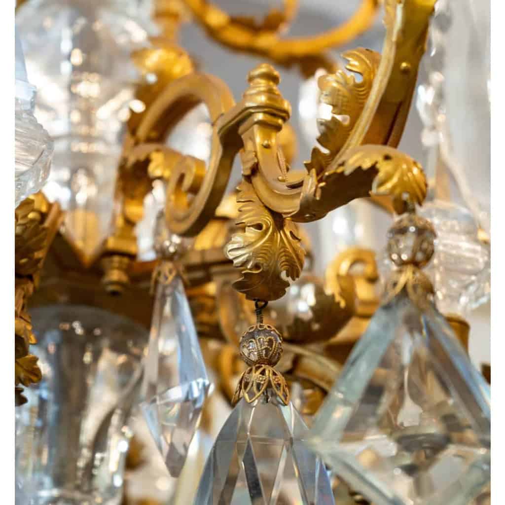 Un lustre en bronze doré à douze bras de lumières fin XIXème siècle | Biron Un lustre en bronze doré à douze bras de lumières fin XIXème siècle