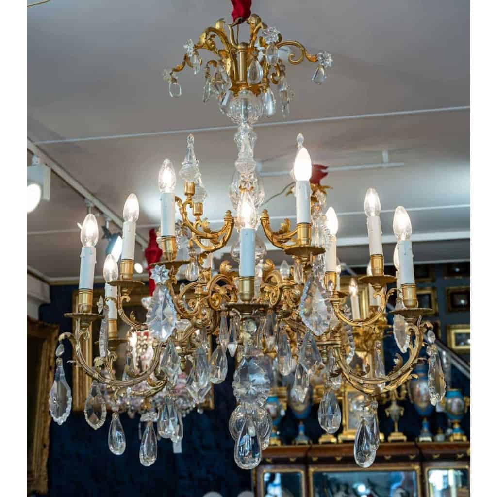 Un lustre en bronze doré à douze bras de lumières fin XIXème siècle | Biron Un lustre en bronze doré à douze bras de lumières fin XIXème siècle