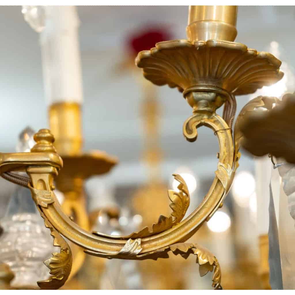 Un lustre en bronze doré à douze bras de lumières fin XIXème siècle | Biron Un lustre en bronze doré à douze bras de lumières fin XIXème siècle