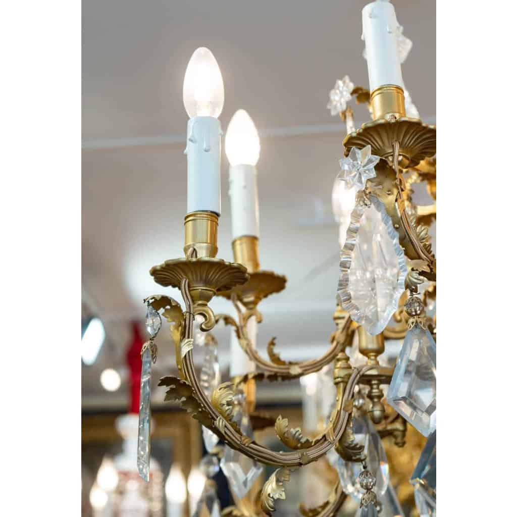 Un lustre en bronze doré à douze bras de lumières fin XIXème siècle | Biron Un lustre en bronze doré à douze bras de lumières fin XIXème siècle