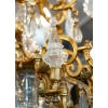 Un lustre en bronze doré à douze bras de lumières fin XIXème siècle | Biron Un lustre en bronze doré à douze bras de lumières fin XIXème siècle