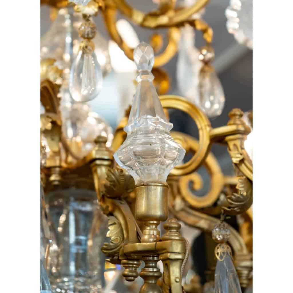 Un lustre en bronze doré à douze bras de lumières fin XIXème siècle | Biron Un lustre en bronze doré à douze bras de lumières fin XIXème siècle