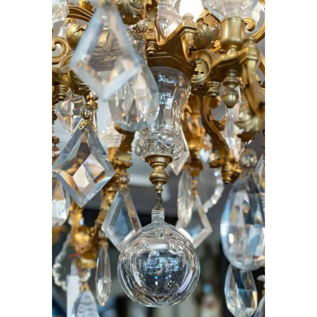 Un lustre en bronze doré à douze bras de lumières fin XIXème siècle | Biron Un lustre en bronze doré à douze bras de lumières fin XIXème siècle