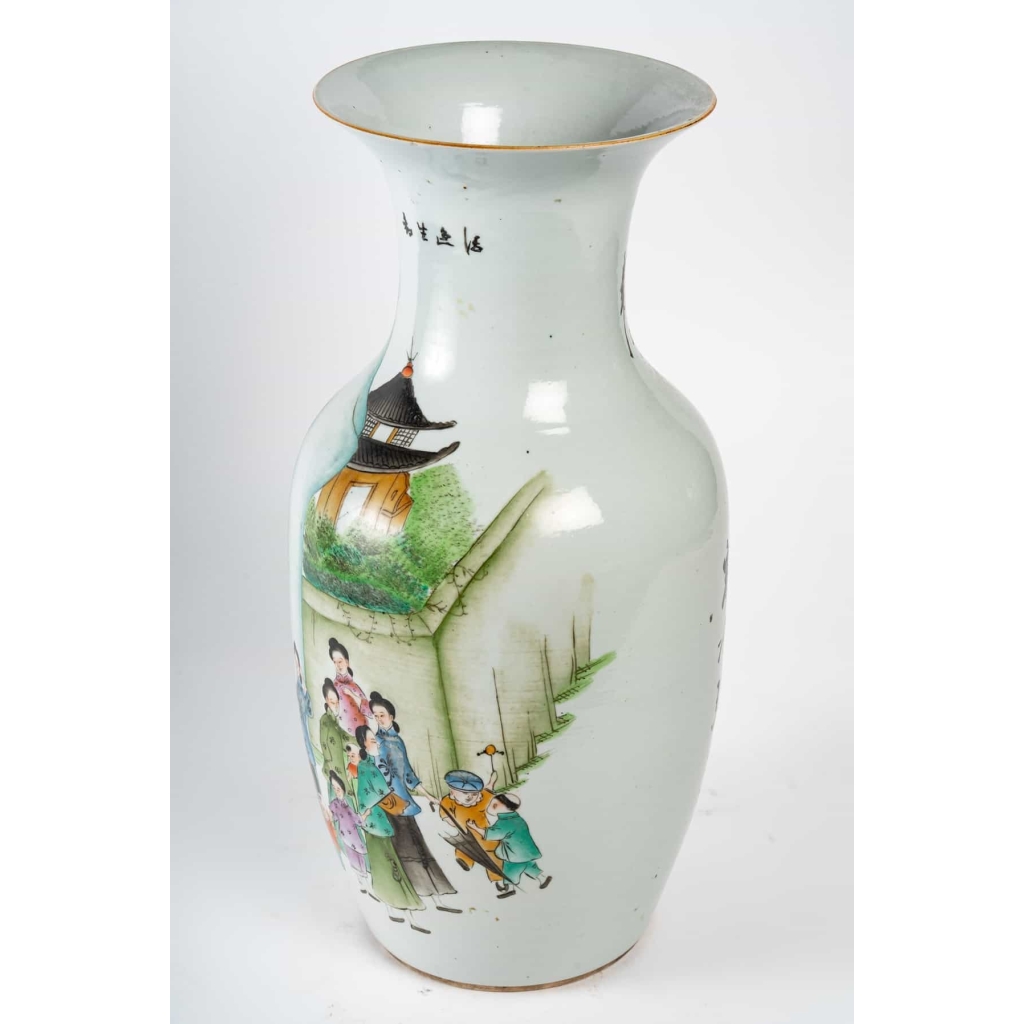 Vase en porcelaine de chine , période république (1912-1949) | Biron Vase en porcelaine de chine , période république (1912-1949)