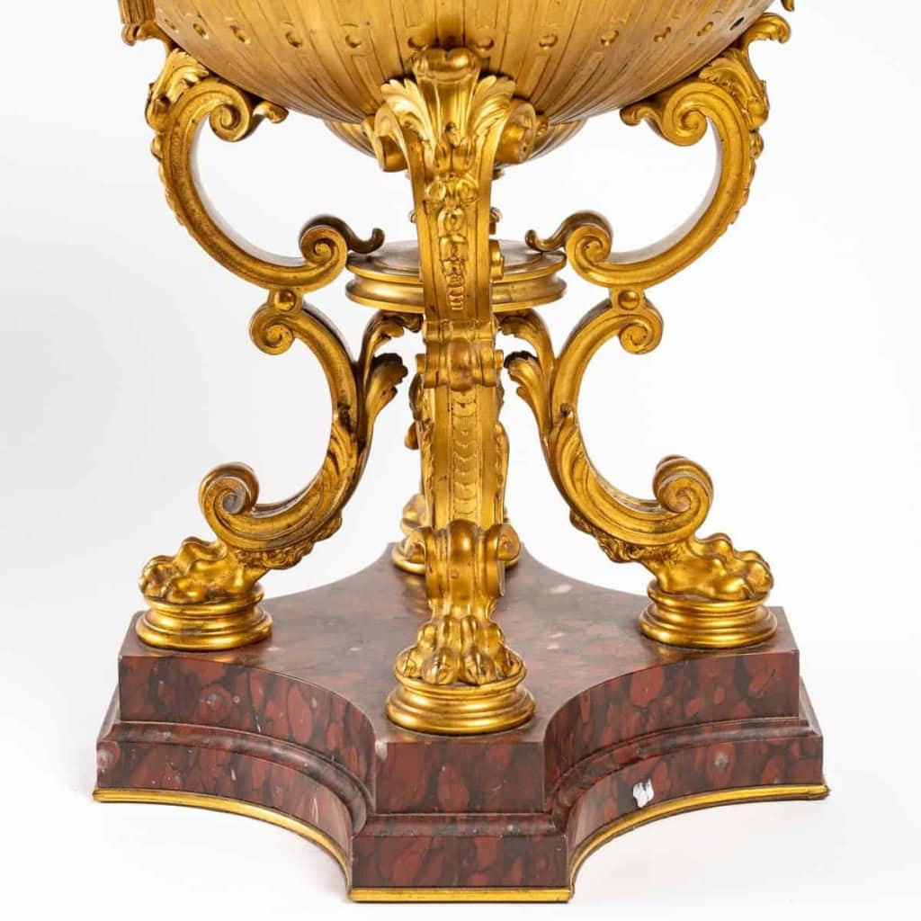Centre de table en bronze émaillé, Barbedienne et base en marbre rouge, XIXème siècle | Biron Centre de table en bronze émaillé, Barbedienne et base en marbre rouge, XIXème siècle