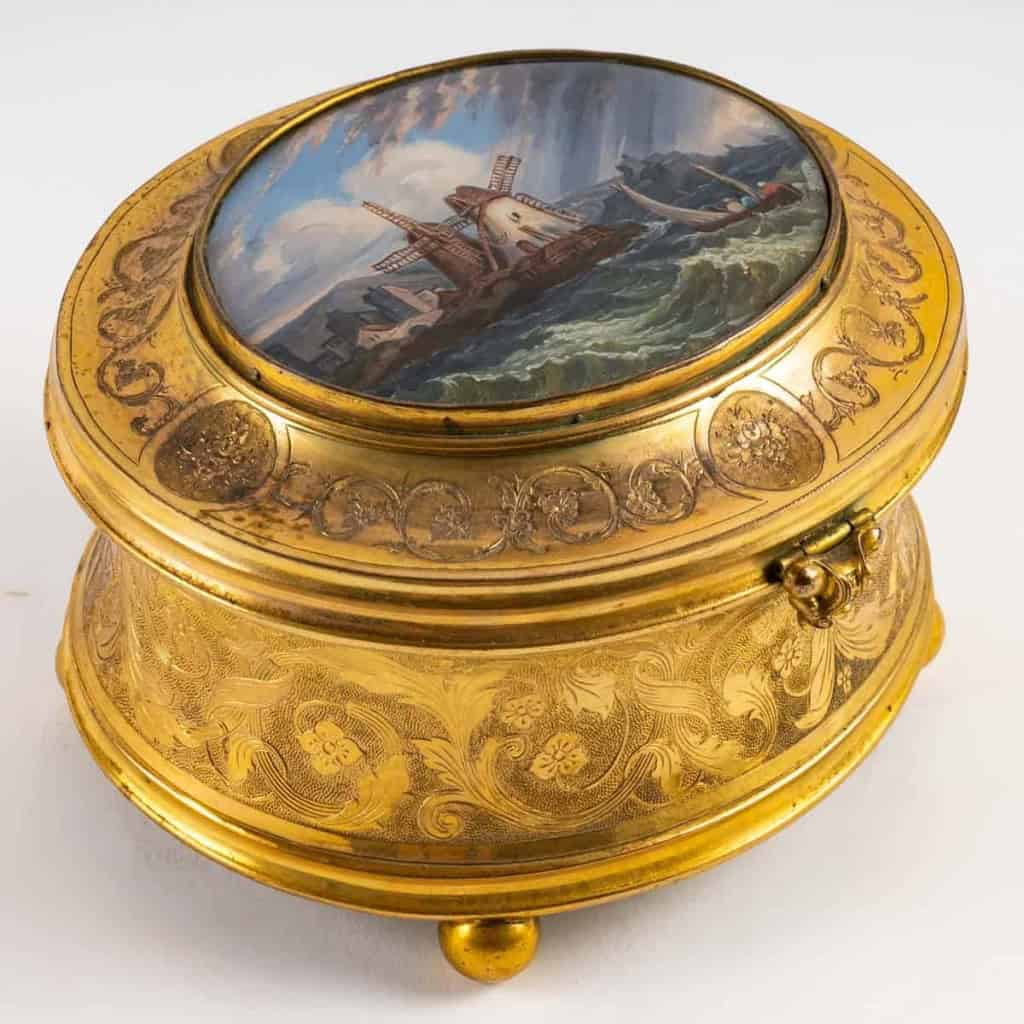Boite à bijoux en bronze doré, comportant une marine en fixé sous verre, XIXe siècle. | Biron |||||||||