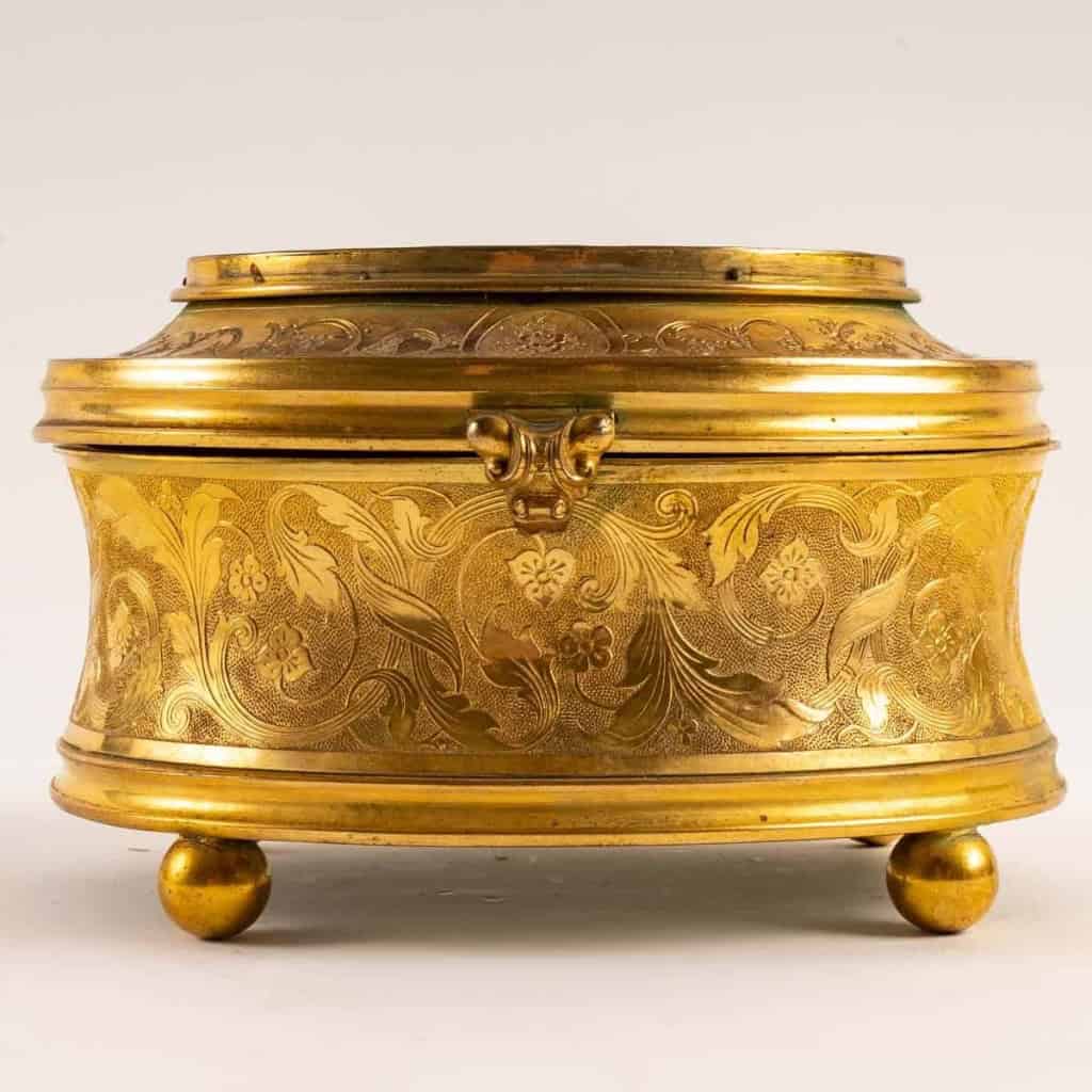 Boite à bijoux en bronze doré, comportant une marine en fixé sous verre, XIXe siècle. | Biron Boite à bijoux en bronze doré, comportant une marine en fixé sous verre, XIXe siècle.