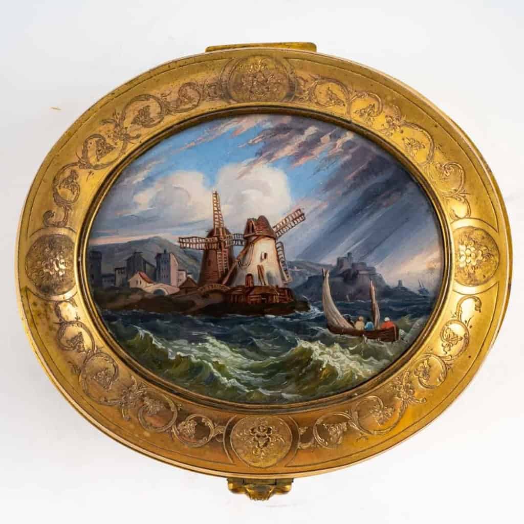 Boite à bijoux en bronze doré, comportant une marine en fixé sous verre, XIXe siècle. | Biron Boite à bijoux en bronze doré, comportant une marine en fixé sous verre, XIXe siècle.