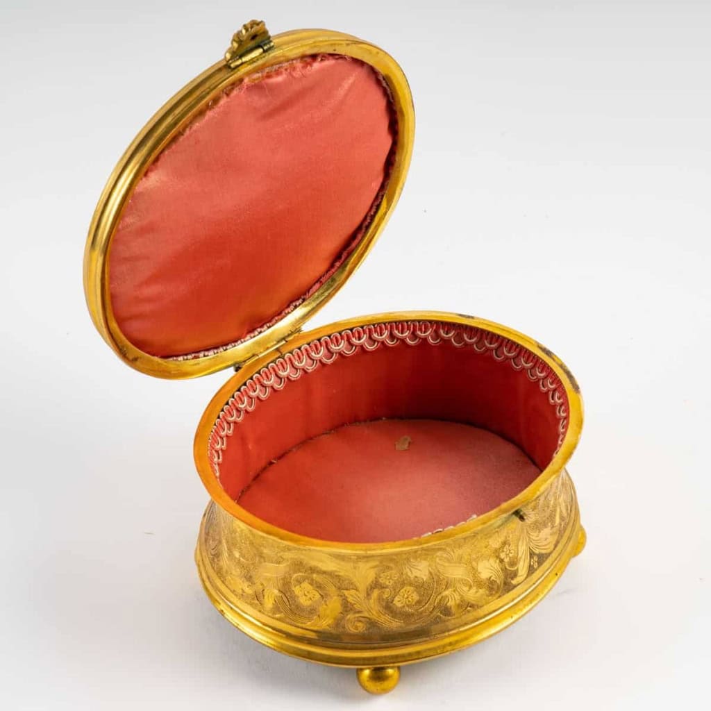 Boite à bijoux en bronze doré, comportant une marine en fixé sous verre, XIXe siècle. | Biron Boite à bijoux en bronze doré, comportant une marine en fixé sous verre, XIXe siècle.