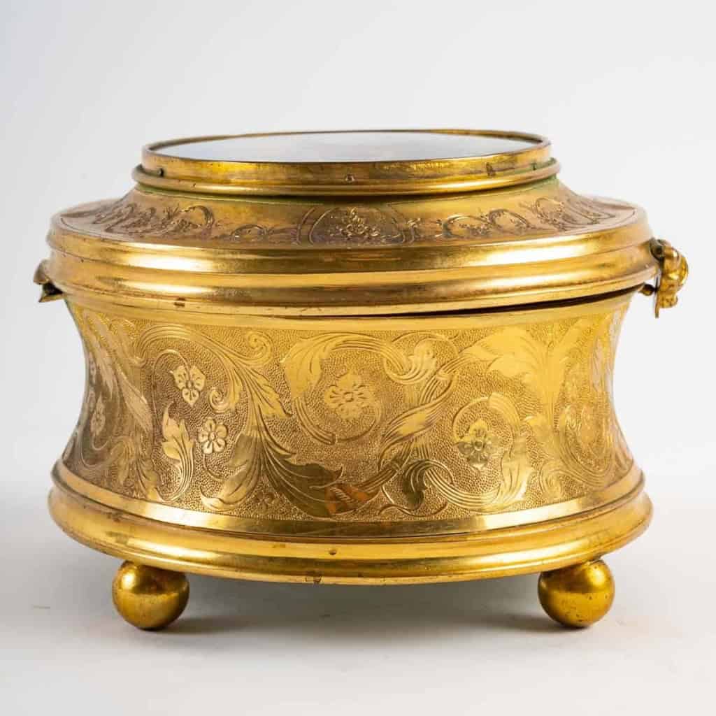 Boite à bijoux en bronze doré, comportant une marine en fixé sous verre, XIXe siècle. | Biron Boite à bijoux en bronze doré, comportant une marine en fixé sous verre, XIXe siècle.