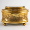 Boite à bijoux en bronze doré, comportant une marine en fixé sous verre, XIXe siècle. | Biron Boite à bijoux en bronze doré, comportant une marine en fixé sous verre, XIXe siècle.