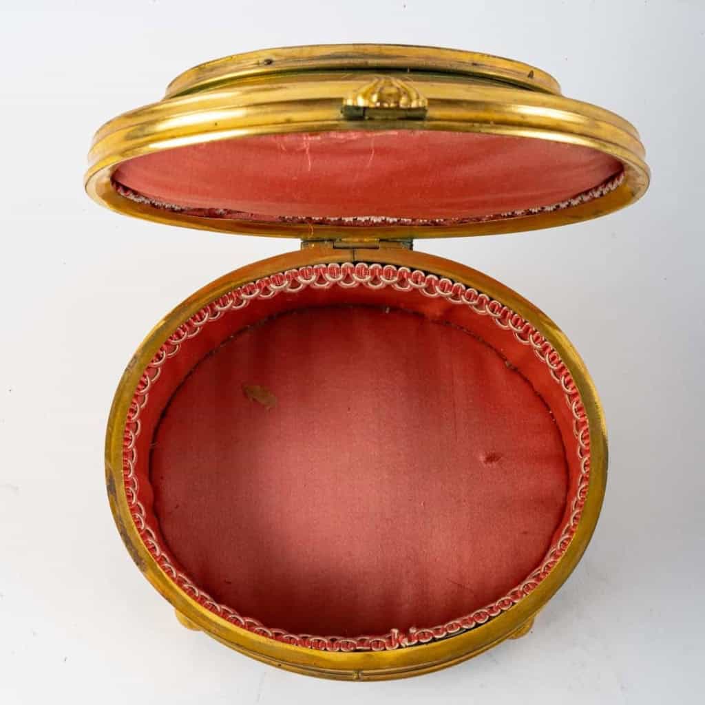 Boite à bijoux en bronze doré, comportant une marine en fixé sous verre, XIXe siècle. | Biron Boite à bijoux en bronze doré, comportant une marine en fixé sous verre, XIXe siècle.