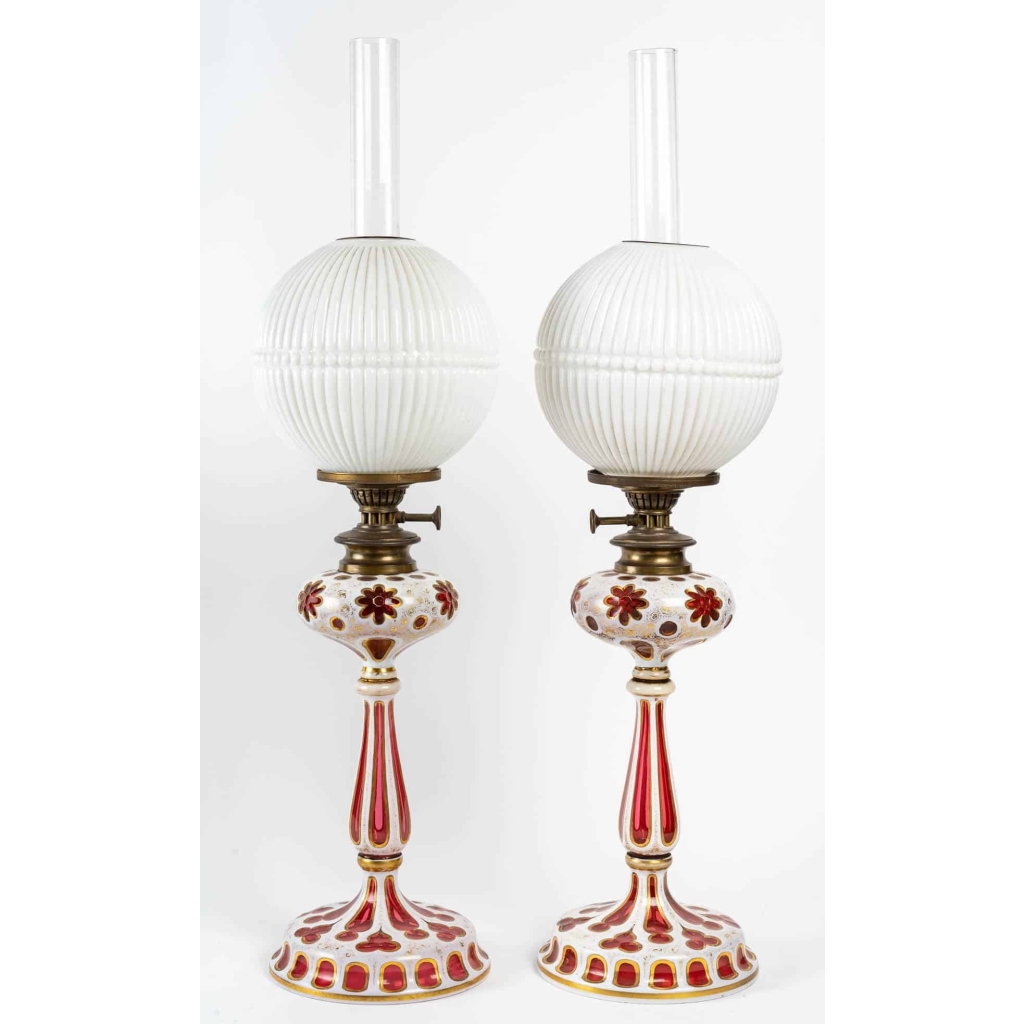Rare paire de lampes à pétrol en opaline Overlay et globes en opalines de Baccarat, 1840-1860 | Biron |||||||
