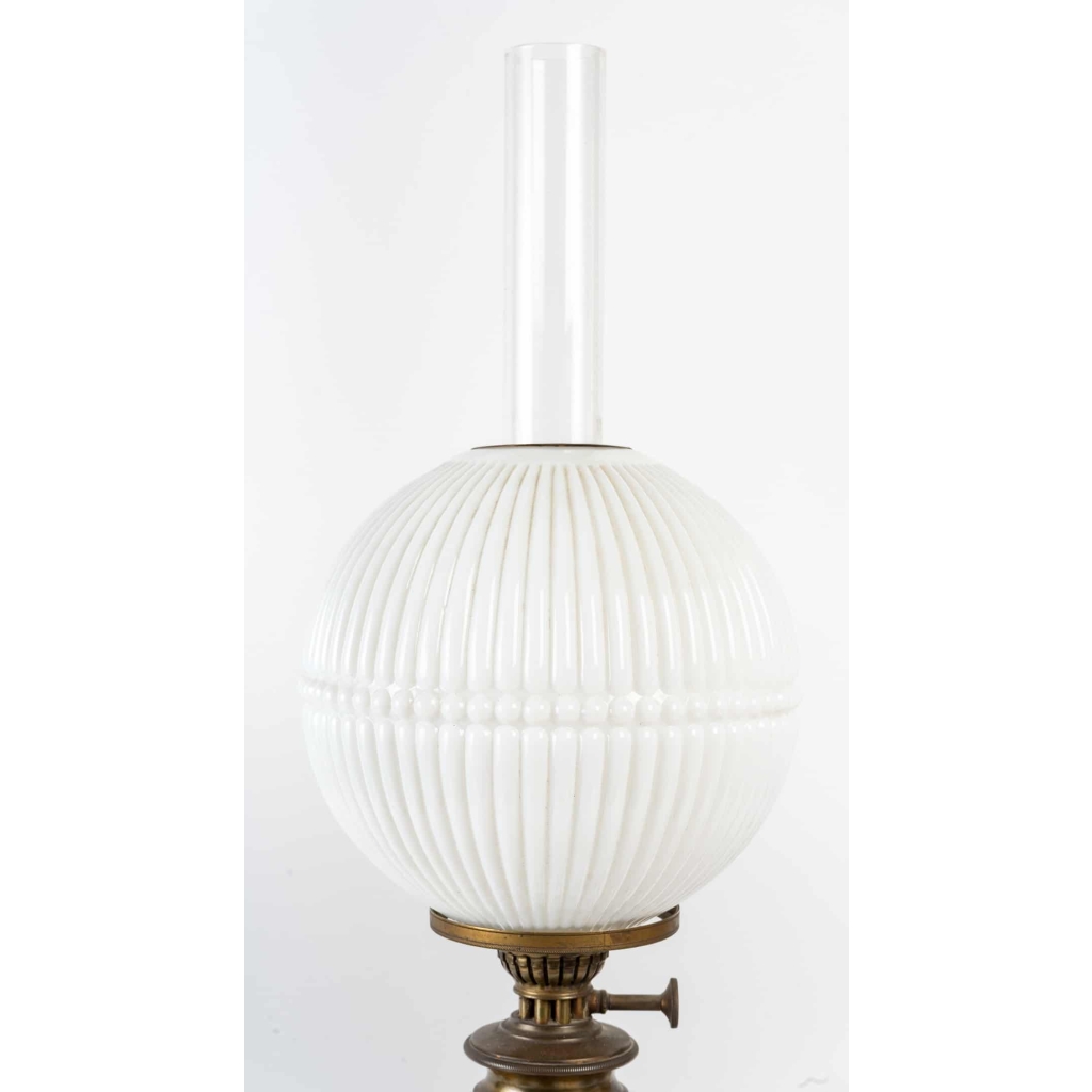 Rare paire de lampes à pétrol en opaline Overlay et globes en opalines de Baccarat, 1840-1860 | Biron Rare paire de lampes à pétrol en opaline Overlay et globes en opalines de Baccarat, 1840-1860