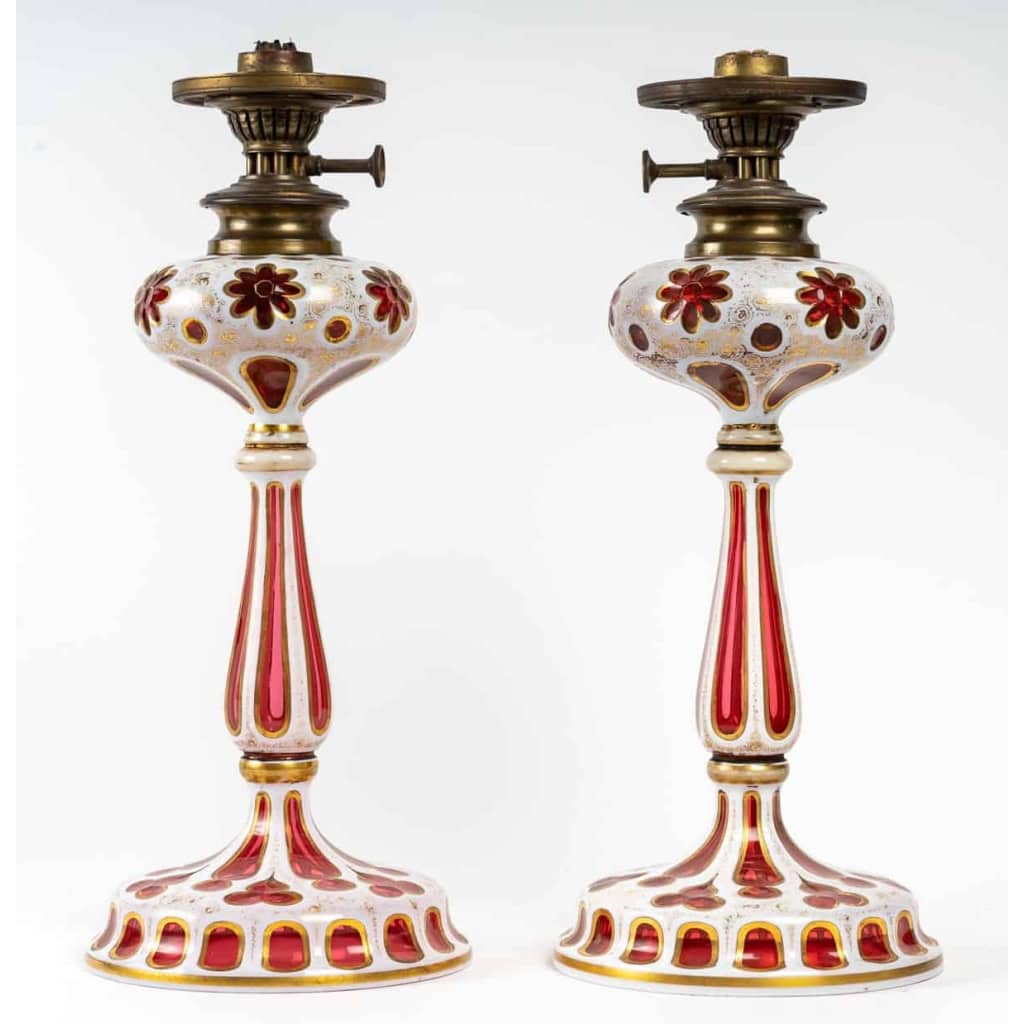 Rare paire de lampes à pétrol en opaline Overlay et globes en opalines de Baccarat, 1840-1860 | Biron Rare paire de lampes à pétrol en opaline Overlay et globes en opalines de Baccarat, 1840-1860