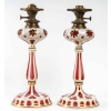 Rare paire de lampes à pétrol en opaline Overlay et globes en opalines de Baccarat, 1840-1860 | Biron Rare paire de lampes à pétrol en opaline Overlay et globes en opalines de Baccarat, 1840-1860