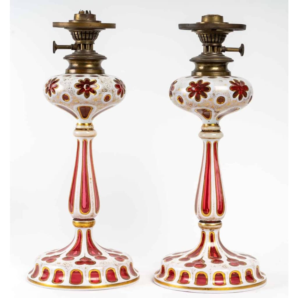 Rare paire de lampes à pétrol en opaline Overlay et globes en opalines de Baccarat, 1840-1860 | Biron Rare paire de lampes à pétrol en opaline Overlay et globes en opalines de Baccarat, 1840-1860