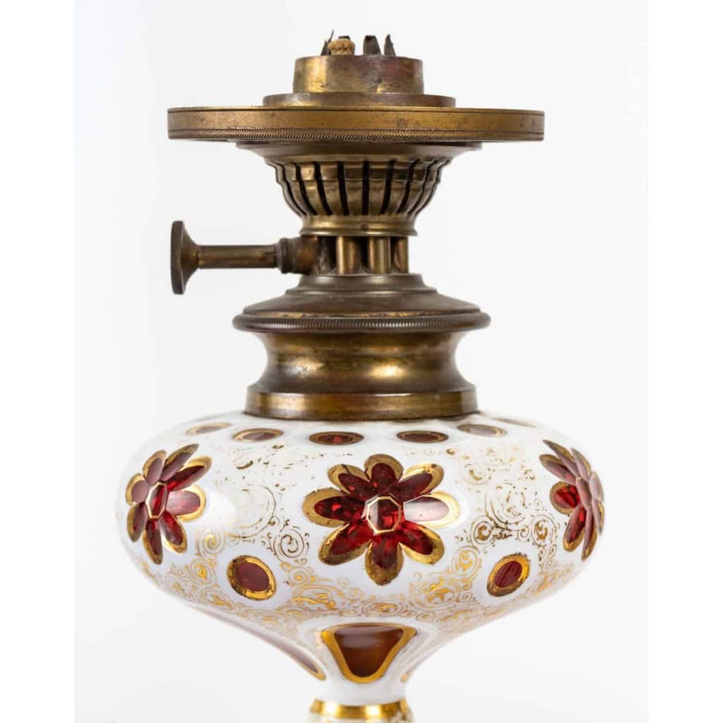 Rare paire de lampes à pétrol en opaline Overlay et globes en opalines de Baccarat, 1840-1860 | Biron Rare paire de lampes à pétrol en opaline Overlay et globes en opalines de Baccarat, 1840-1860