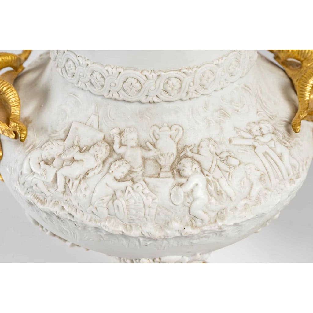 Paire de vases en Biscuit fin XIXè siècle | Biron Paire de vases en Biscuit fin XIXè siècle