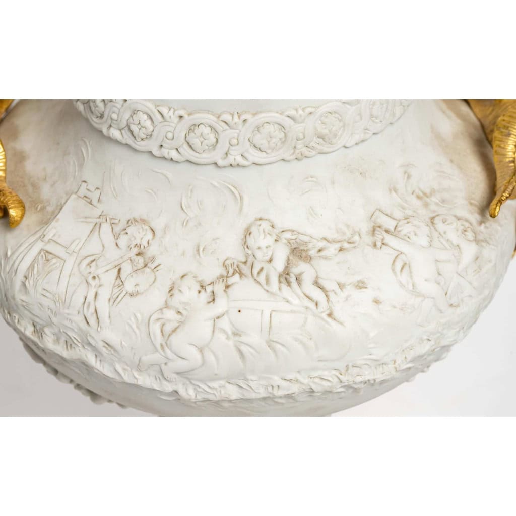 Paire de vases en Biscuit fin XIXè siècle | Biron Paire de vases en Biscuit fin XIXè siècle