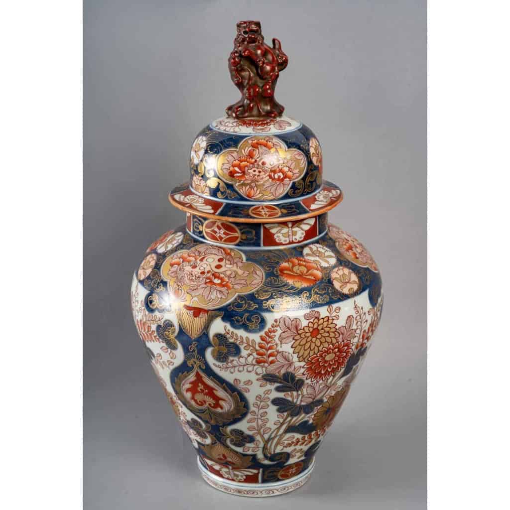 Grand vase en porcelaine à riche décor Imari | Biron ||||||||