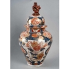 Grand vase en porcelaine à riche décor Imari | Biron Grand vase en porcelaine à riche décor Imari
