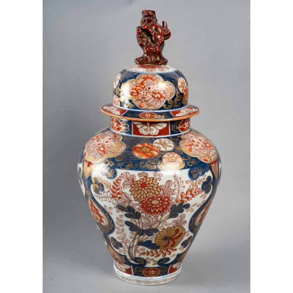 Grand vase en porcelaine à riche décor Imari | Biron Grand vase en porcelaine à riche décor Imari