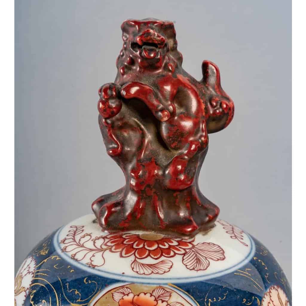 Grand vase en porcelaine à riche décor Imari | Biron Grand vase en porcelaine à riche décor Imari