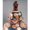Grand vase en porcelaine à riche décor Imari | Biron Grand vase en porcelaine à riche décor Imari