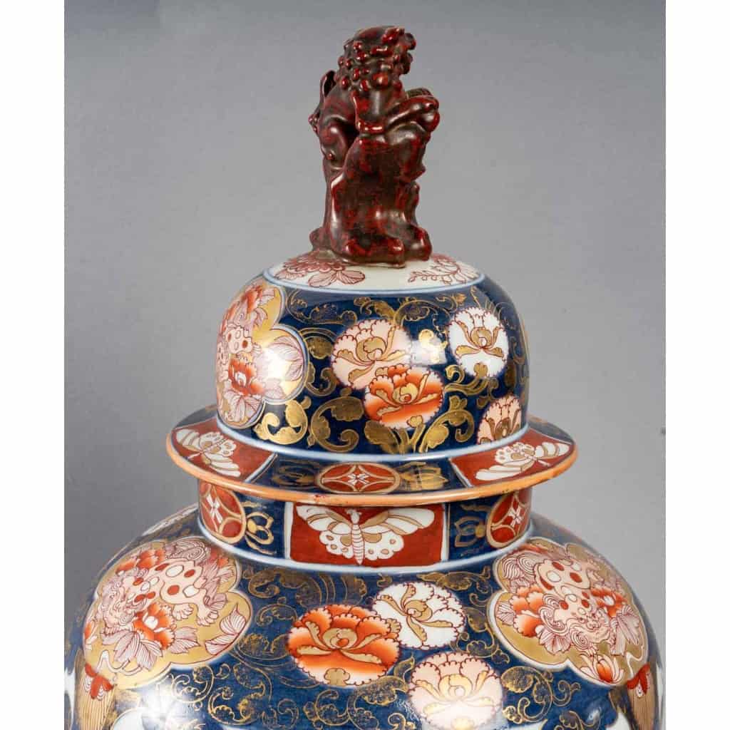 Grand vase en porcelaine à riche décor Imari | Biron Grand vase en porcelaine à riche décor Imari