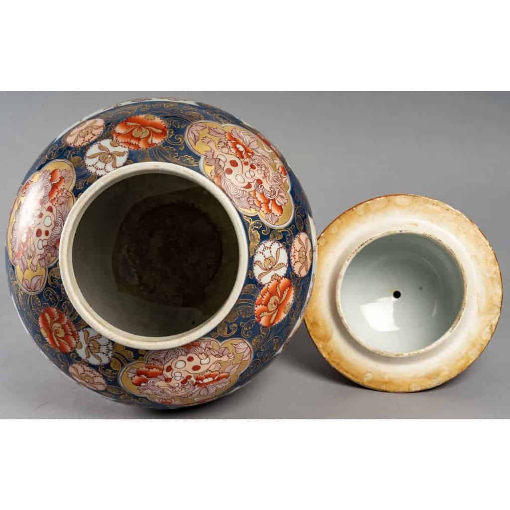 Grand vase en porcelaine à riche décor Imari | Biron Grand vase en porcelaine à riche décor Imari