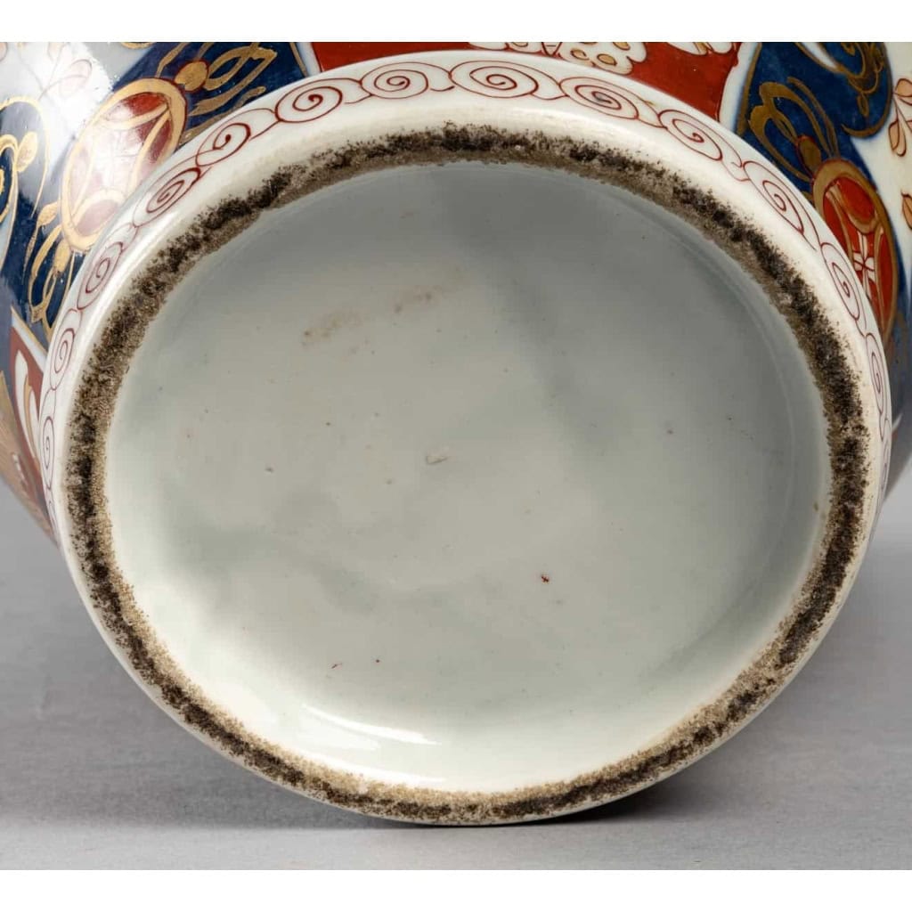 Grand vase en porcelaine à riche décor Imari | Biron Grand vase en porcelaine à riche décor Imari