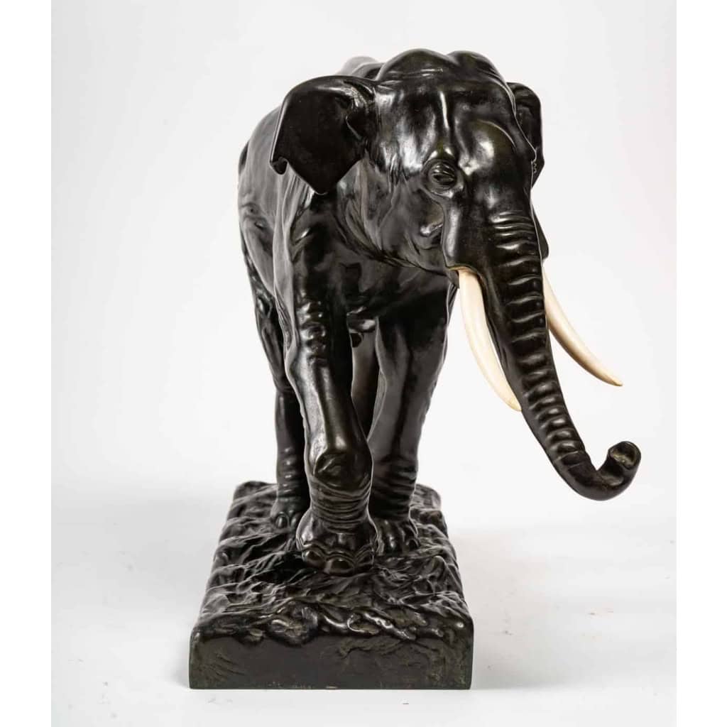 Sculpture en bronze et ivoire, Éléphant en marche, signée Boudarel | Biron Sculpture en bronze et ivoire, Éléphant en marche, signée Boudarel