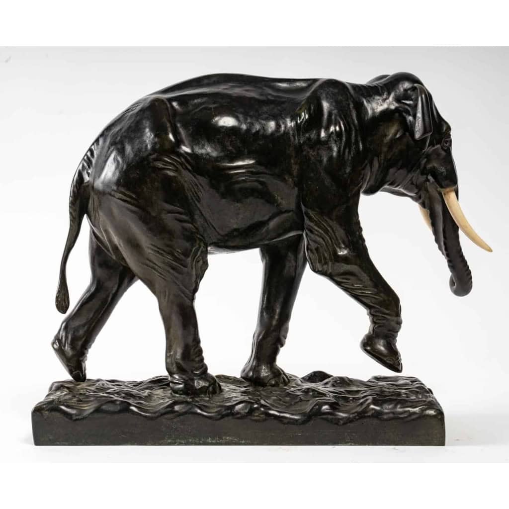 Sculpture en bronze et ivoire, Éléphant en marche, signée Boudarel | Biron Sculpture en bronze et ivoire, Éléphant en marche, signée Boudarel