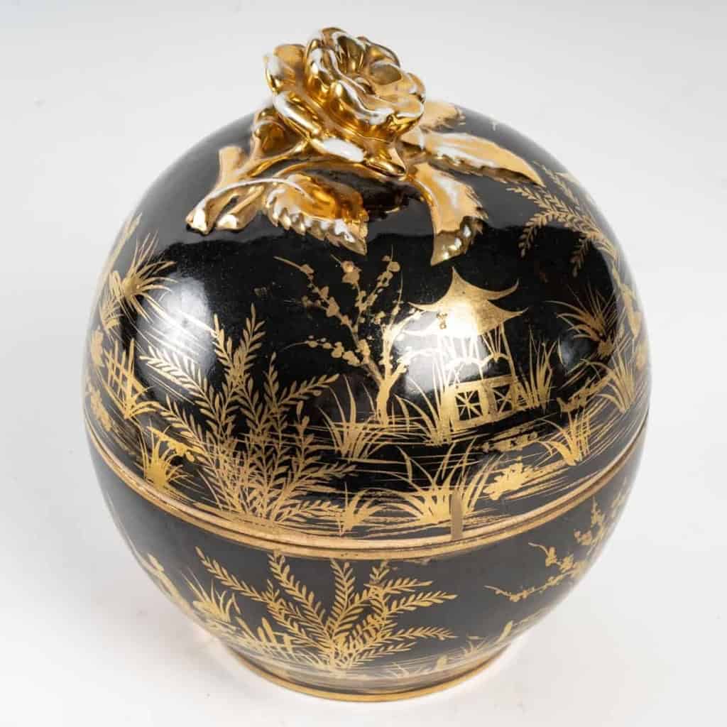 Bonbonnière au chinois, Le Tallec 1930-1935 | Biron Bonbonnière au chinois, Le Tallec 1930-1935