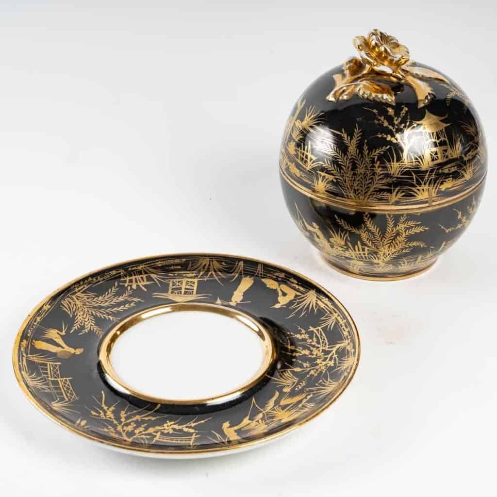 Bonbonnière au chinois, Le Tallec 1930-1935 | Biron Bonbonnière au chinois, Le Tallec 1930-1935